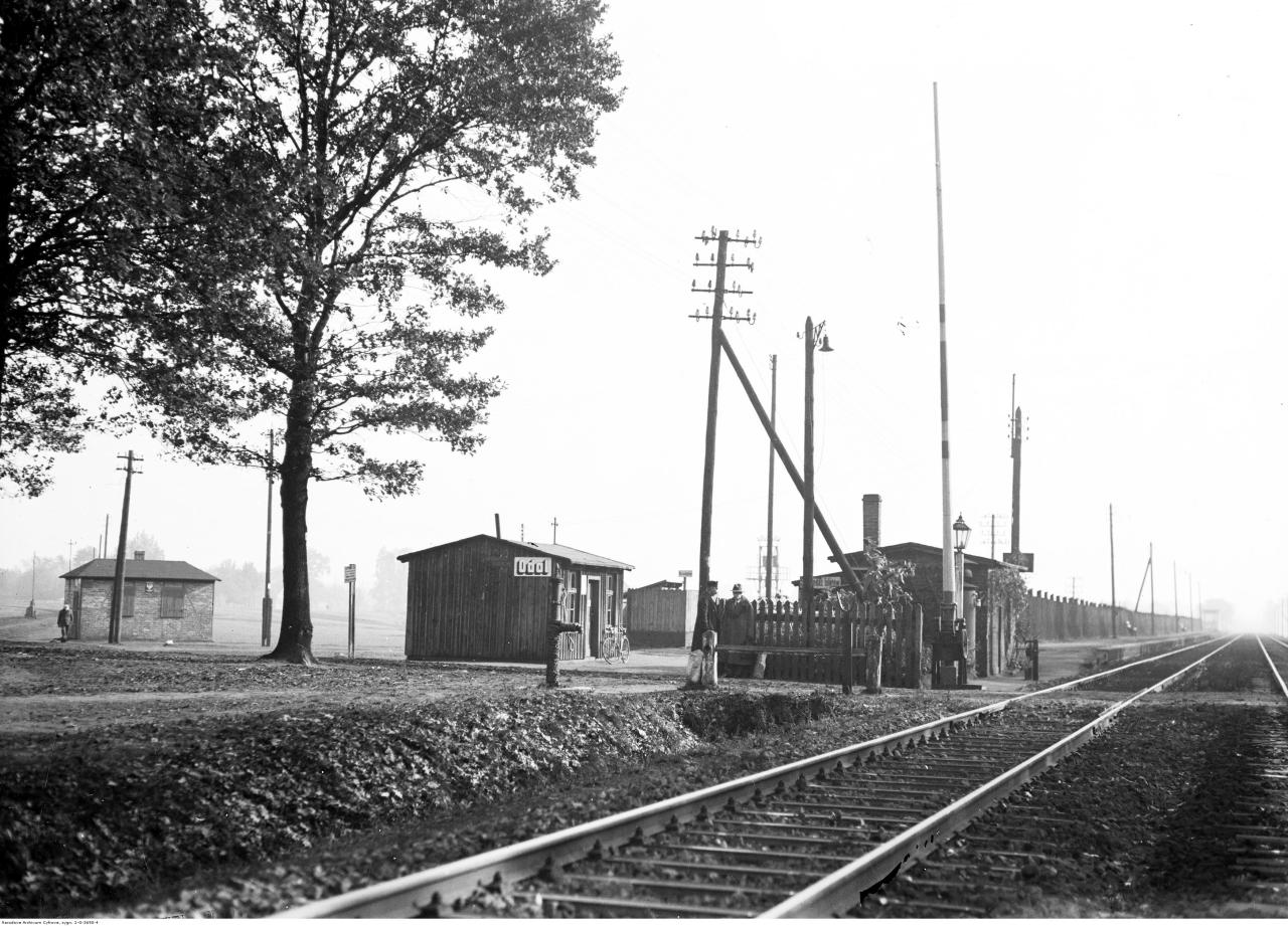 fot. nieznany 
"Przystanek kolejowy w Piasku".
Źródło (wraz z powyższym cytatem): Narodowe Archiwum Cyfrowe, sygn. 1-G-3690-4.
Miejsce wykonania zdjęcia do weryfikacji. Obraz