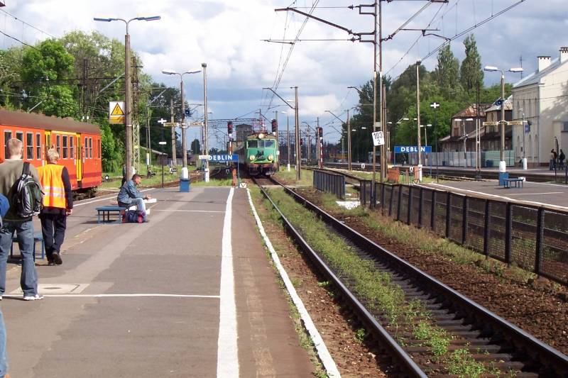 fot. Karol Osial 
Dęblin dzisiaj. Widok z peronów w kierunku Lublina. Na stację wjeżdża pociąg pośpieszny "Bydgoszczanin" relacji Lublin - Bydgoszcz. Po lewej stronie pociąg osobowy z Łukowa. Obraz