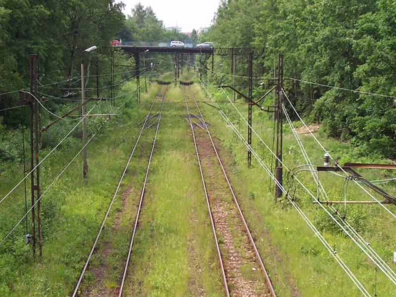 fot. Arkadiusz Jonderko 
Tychy Miasto. Widok z kładki na tory wyjazdowe w kierunku stacji Tychy. Obraz