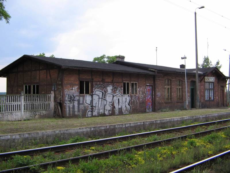 fot. Mariusz W. 
Główny budynek przystanku osobowego Górzyca widziany z peronu 2. Obraz