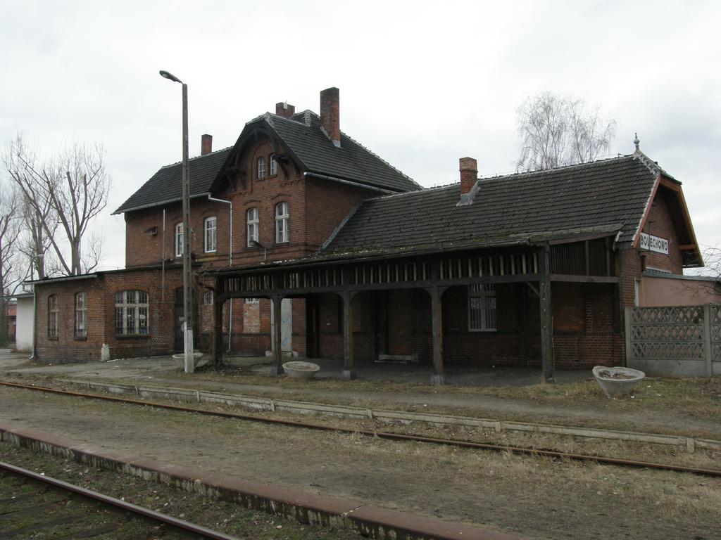 fot. Przemysław Więcek 
Budynek dworcowy od strony peronów. W lewo Poznań, w prawo Sława Wlkp./Wągrowiec. 14,0 km. Obraz