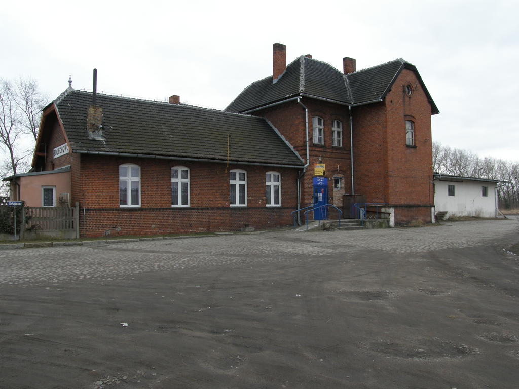fot. Przemysław Więcek 
Budynek dworcowy od ulic Dworcowej i Kolejowej. W prawo Poznań, w lewo Sława Wlkp./Wągrowiec. 14,0 km. Obraz