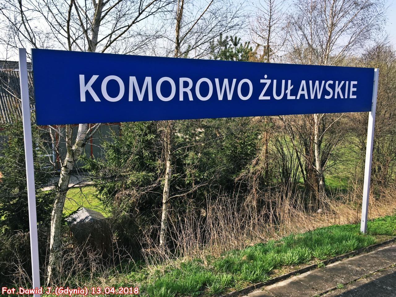 fot. Dawid Jastrzębski 
Tablica z nazwą stacji. W lewo Braniewo w prawo Malbork. Poza nową tablicą którą widać na zdjęciu to stan stacji do dziś przedstawiają zdjęcia poprzednika. Warto zapoznać się z tą ciekawą stacją leżącą bardzo blisko ekspresowej drogi S7 relacji Gdańsk-Warszawa. Obraz