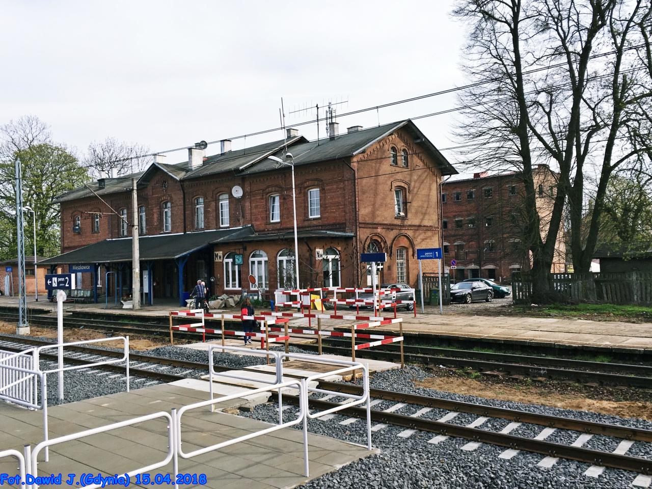 fot. Dawid Jastrzębski 
Budynek dworcowy widoczny od strony torów. W lewo Szczecin w prawo Kostrzyn, Wrocław. W tle za budynkiem ciekawy obiekt towarzyszący, być może dawny magazyn. Obraz
