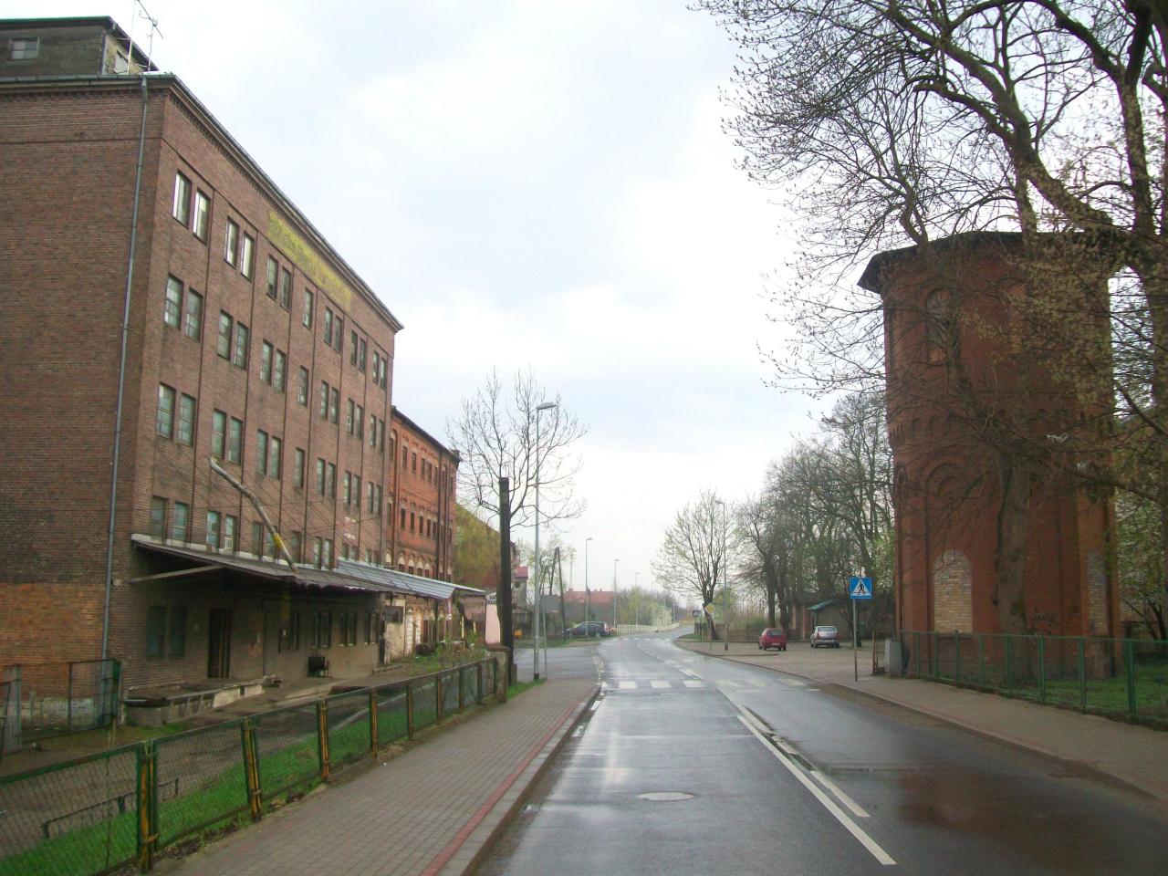 fot. wasiukibic 
Wieża wodna i elewator stojący vis a vis budynku dworca (za wieżą). Całość stanowi ciekawe założenie urbanistyczno-architektoniczne. Widok z ul. Dworcowej w kierunku południowym (Kostrzyn), perony znajdują się z prawej strony (poza kadrem). Obraz