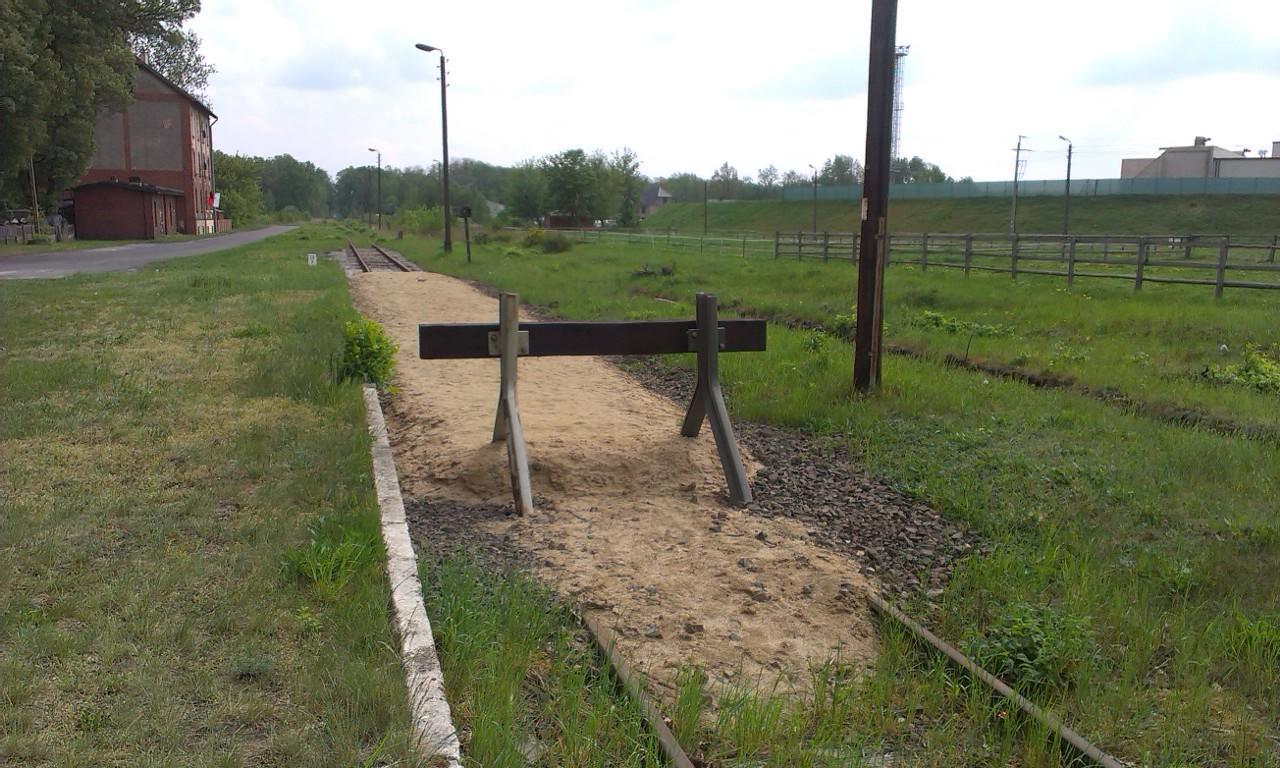 fot. Łukasz Kiąca 
Kozioł oporowy wraz z kawałkiem świeżego torowiska. Widok w stronę Jełowej. Obraz