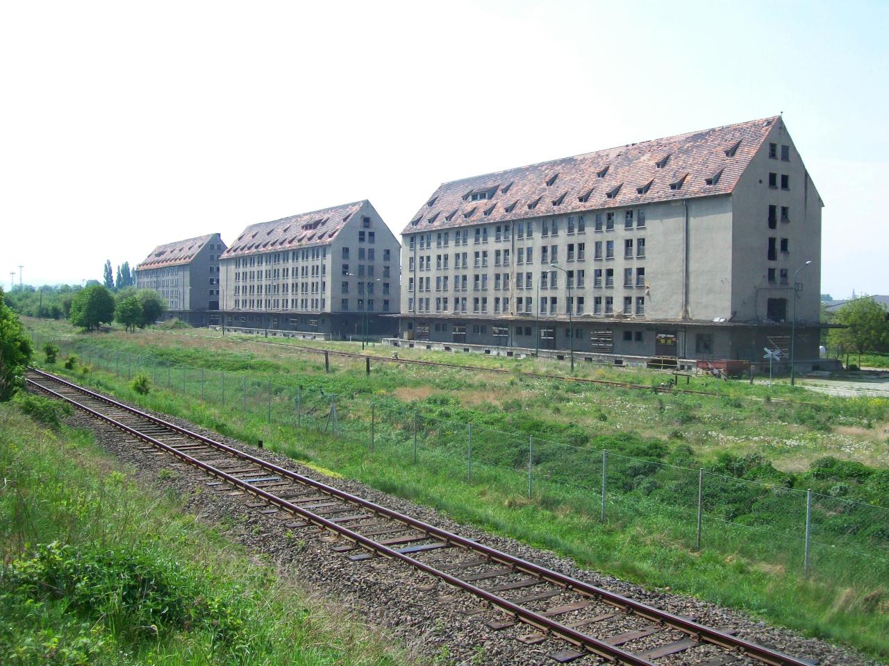 fot. wasiukibic 
3 z 4 elewatorów Osadkowskiego (czwarty stoi z prawej strony, poza kadrem). Na pierwszym planie tor szlakowy z Sobótki, w tle tor na terenie przedsiębiorstwa wraz z rozjazdem. Widok w kierunku północno-zachodnim (Świdnica Przedmieście). Obraz