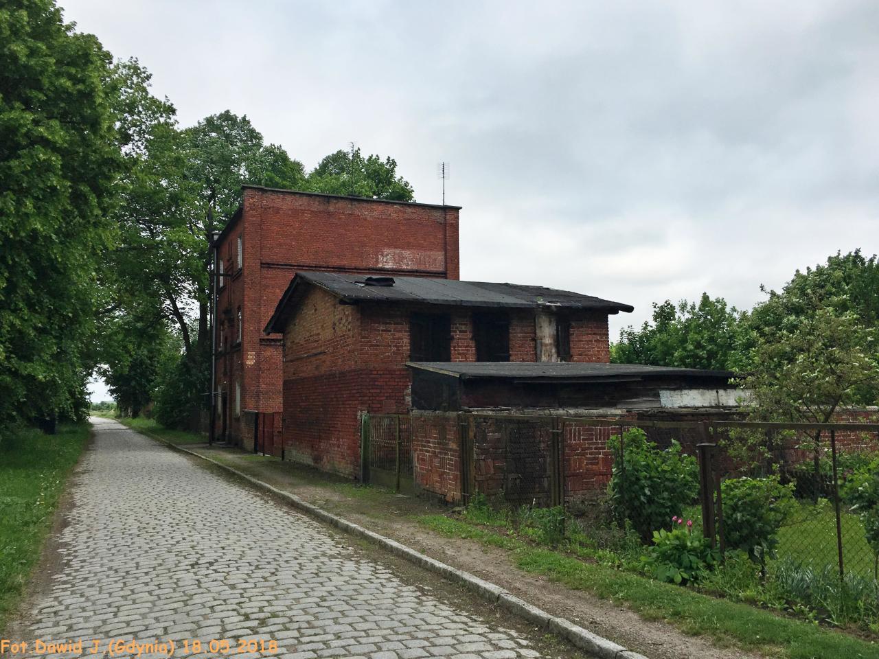 fot. Dawid Jastrzębski 
Kolejowy budynek mieszkalny (Myślice 6) i pobliski budynek gospodarczy. Obiekty widoczne od strony podjazdu. Widok w kierunku (kiedyś) Małdyt i Miłomłyna. Obraz