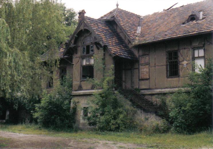 fot. Paweł Strom 
Budynek stacji od strony ulicy. Obraz