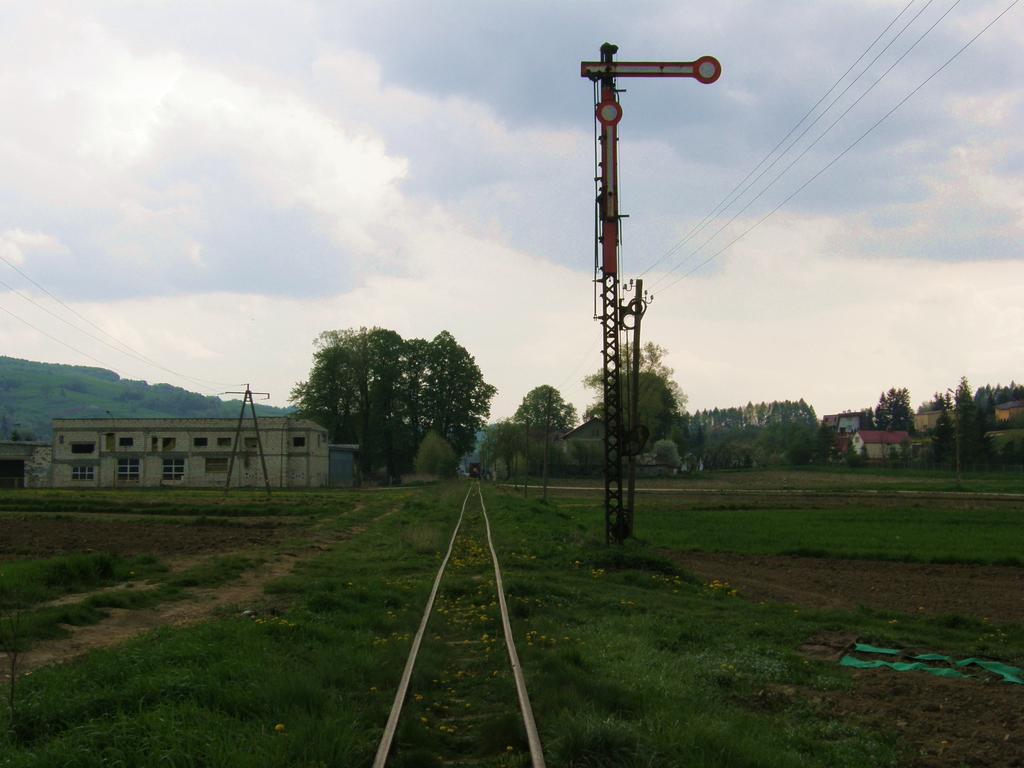 fot. Przemysław Więcek 
Semafor wjazdowy stacji Dynów od strony Przeworska. Widok w kierunku końca linii. 45,5 km. Obraz