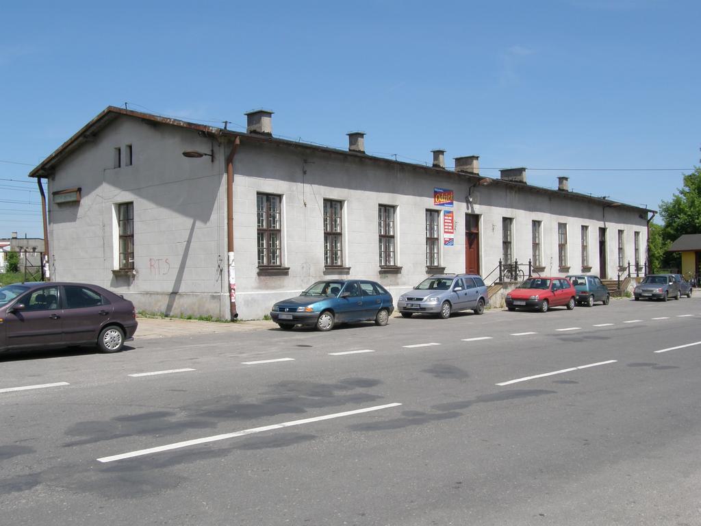 fot. Przemysław Więcek 
Budynek dworcowy od strony ulicy Warszawskiej. W prawo Piotrków Trybunalski, w lewo Radomsko. 166,7 km. Obraz