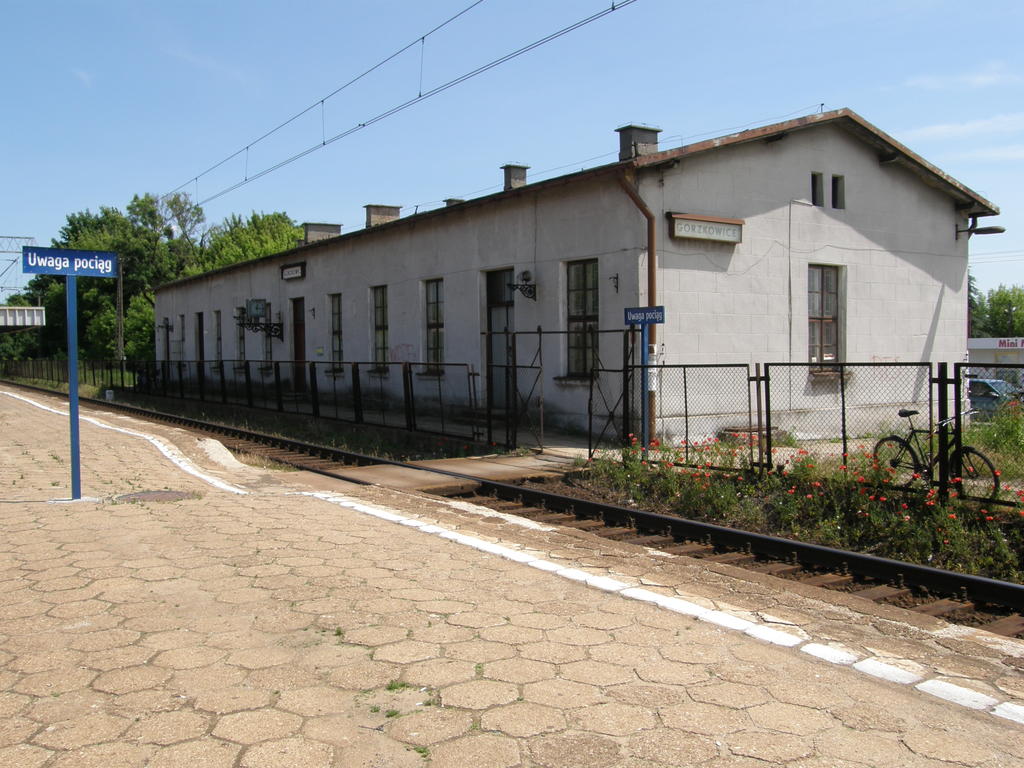 fot. Przemysław Więcek 
Budynek dworcowy od strony peronu. Widok w stronę Piotrkowa Trybunalskiego. 166,7 km. Obraz