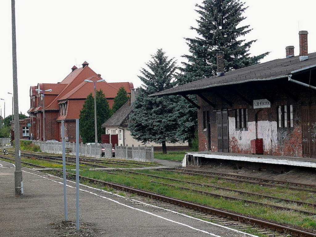 fot. Włodzimierz Ziomek 
Stacja Tuchola. Widok z peronów w kierunku Chojnic - na rampę i budynek dworcowy. Obraz
