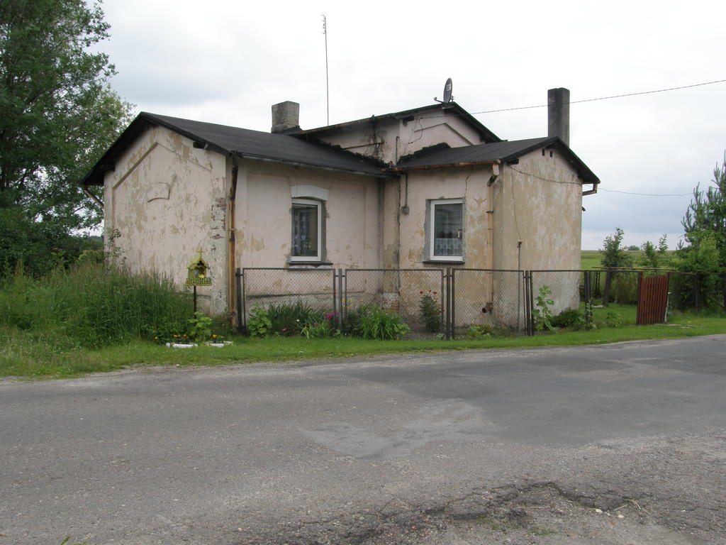 fot. Przemysław Więcek 
Budynek mieszkalny. Widok w stronę Radomska. 171,5 km. Obraz