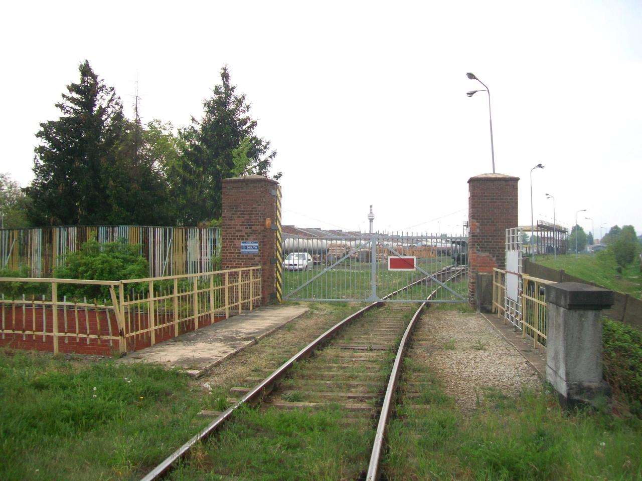 fot. wasiukibic 
Wiadukt zachodni nad ul. Mikołaja Kopernika i brama wjazdowa na teren fabryki wagonów. Widok w kierunku południowym, z prawej (poza kadrem) dwutorowy wiadukt zachodni i dwie bramy wjazdowa. Obraz