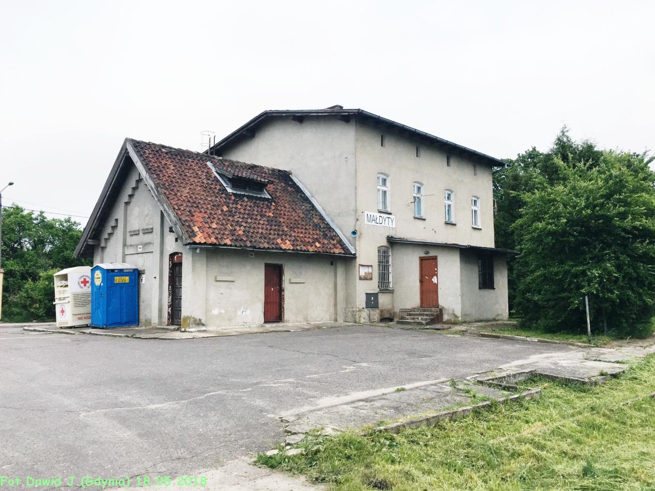 fot. Dawid Jastrzębski 
Budynek dworcowy widoczny od strony torów. W lewo Pasłęk/Elbląg i (kiedyś) Malbork, w prawo Morąg/Olsztyn Główny. Obraz