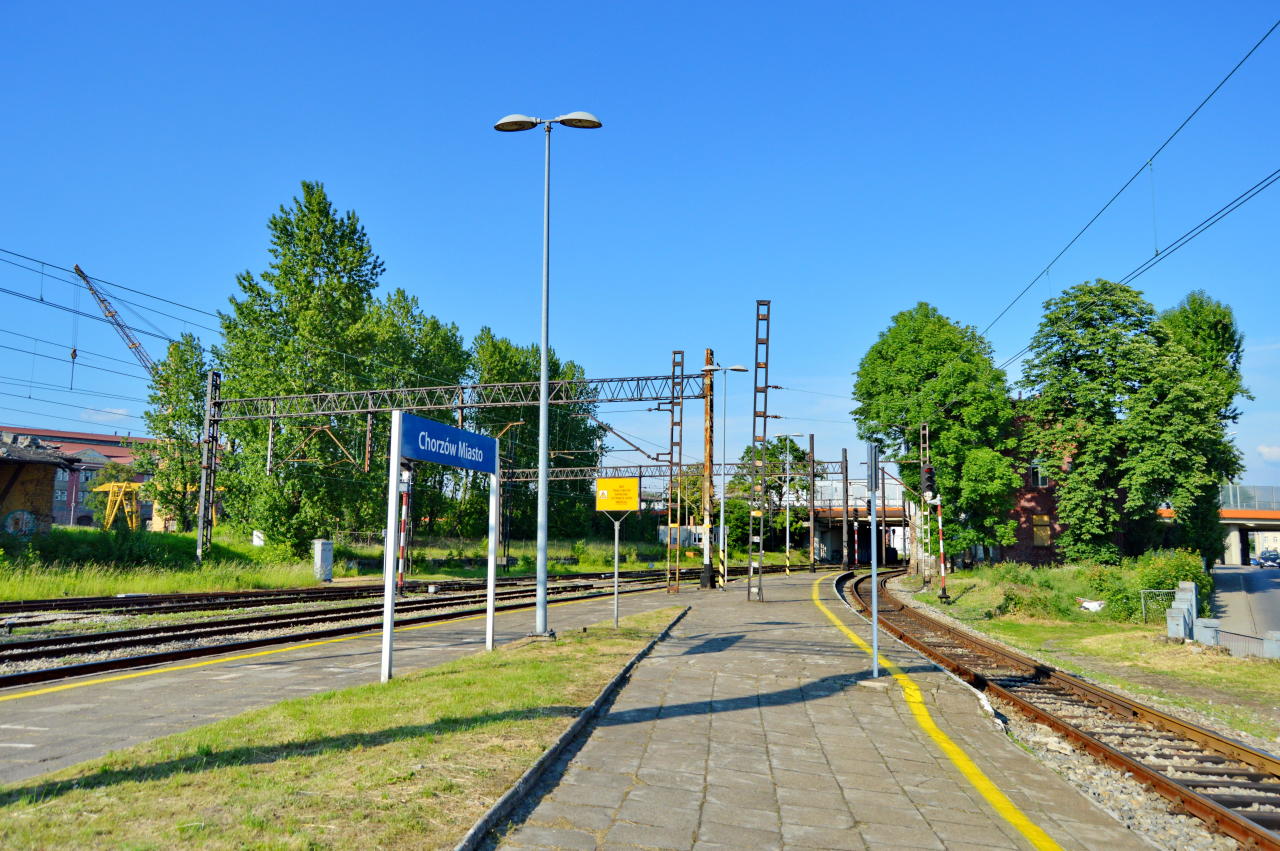 fot. Tomasz 
Chorzów Miasto, widok z peronu w kierunku Chorzowa Starego/Bytomia. W tle nastawnia wykonawcza CM1 i wiadukt w ciągu ul. Katowickiej. Obraz