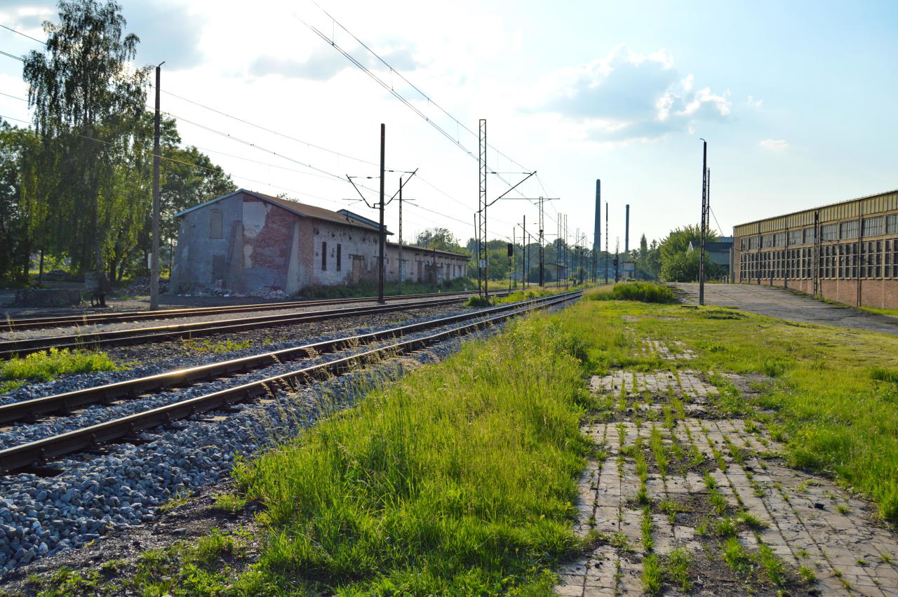 fot. Tomasz 
Siemianowice Śląskie. Widok z miejsca gdzie znajdował się dawniej budynek dworca w kierunku Chorzowa Starego. Z lewej magazyn towarowy. Obraz