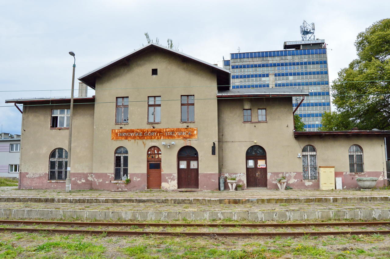 fot. Tomasz 
Tarnowskie Góry Strzybnica budynek dworca od strony torów. Obraz