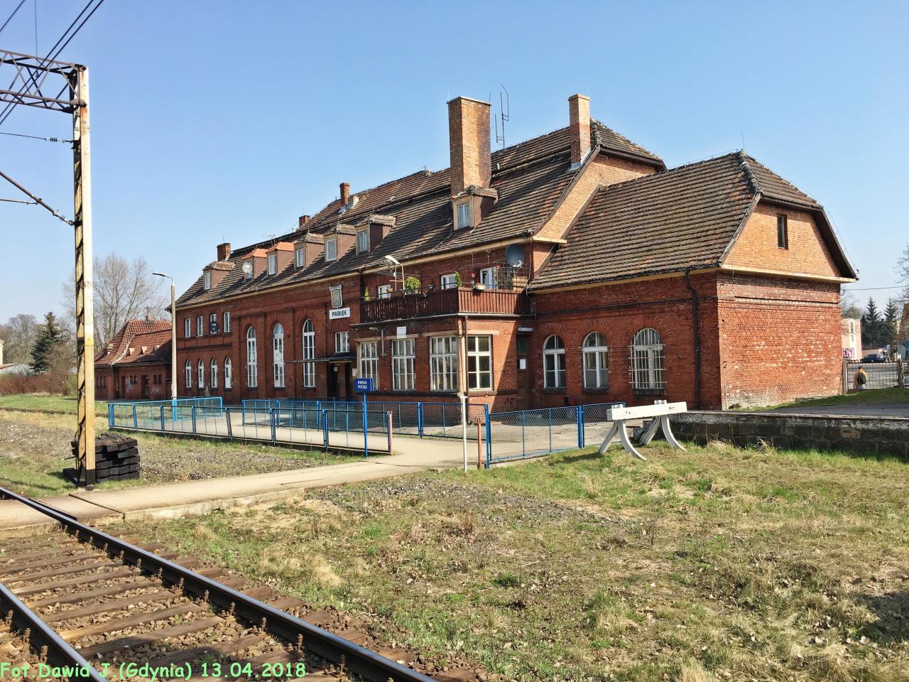 fot. Dawid Jastrzębski 
Budynek dworcowy z przyległą przybudówką po nastawni, widoczny od strony torów. W lewo Bogaczewo/Elbląg, w prawo Morąg/Olsztyn Główny. Obraz