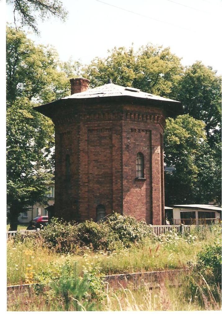 fot. Bolesław Wojtyniak 
Murów. Wieża wodna, widok od strony torów. Obraz