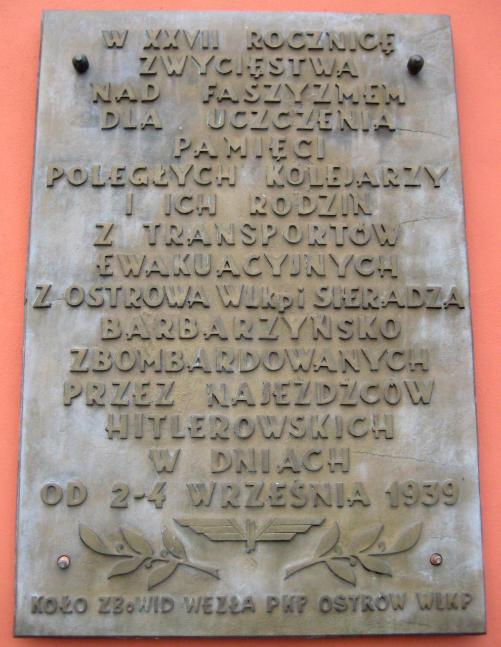fot. Paweł Ukole 
Tablica ku czci poległych kolejarzy węzła Ostrów Wielkopolski na budynku dworcowym. Obraz