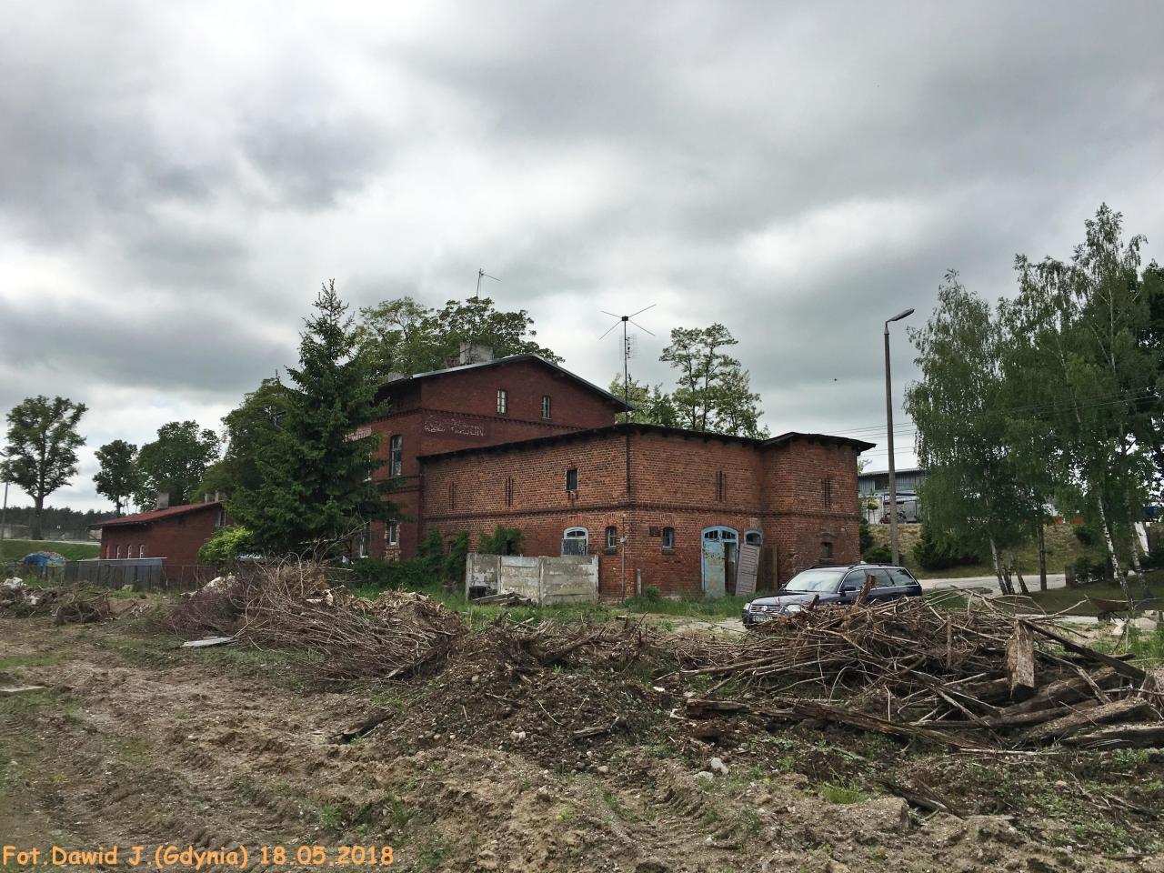 fot. Dawid Jastrzębski 
Budynek WC i za nim zamieszkały budynek towarzyszący. Widok od strony miejsca gdzie kiedyś były tory i w kierunku Malborka. Obraz