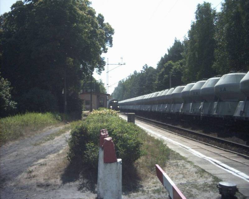 fot. Paweł Konaszewski 
Widok z przejazdu kolejowego. Widoczny skład próżnych gruszek jadący z Solca Kujawskiego w stronę Torunia. W przeciwnym kierunku (w stronę Bydgoszczy)jadą dwie lokomotywy spalinowe ( Obraz