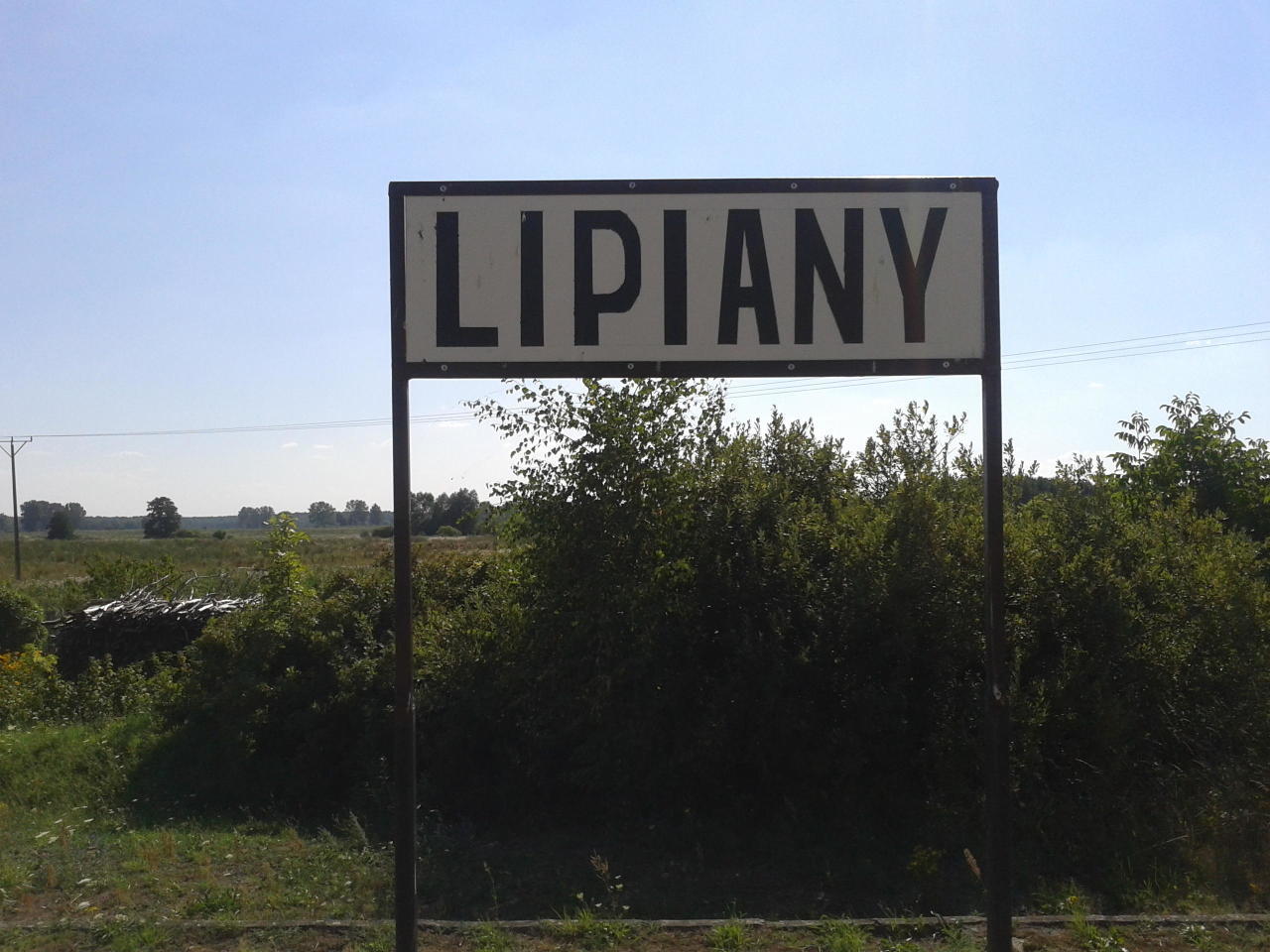 fot. djSon 
Tablica z nazwą stacji. Nie sądziłem, że takie coś jeszcze zostanie na jakiejkolwiek stacji/przystanku na linii lokalnej w zachodniopomorskim. W prawo Pyrzyce, w lewo Głazów/dawniej Myślibórz. Obraz