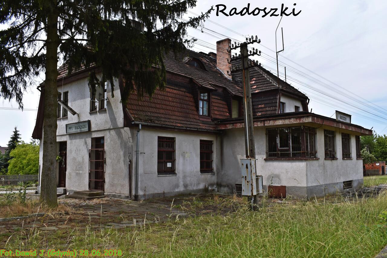 fot. Dawid Jastrzębski 
Budynek dworcowy z przyległą przybudówką z nastawnią, widoczny od strony torów. W lewo Działdowo, w prawo Brodnica/Chojnice. Bardzo piękny obiekt, wart zobaczenia przez każdego. Obraz