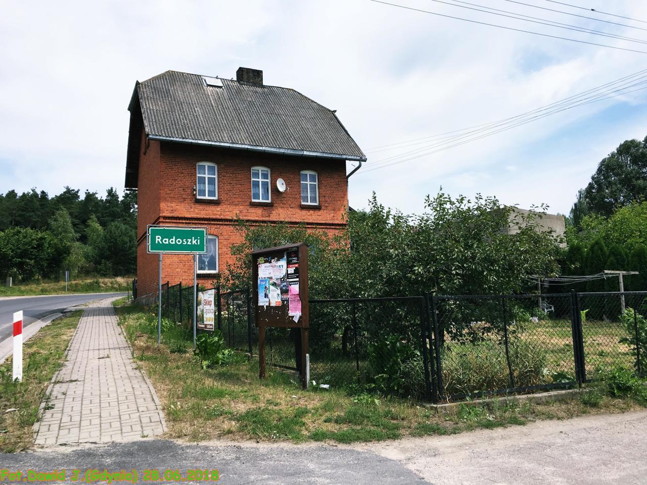 fot. Dawid Jastrzębski 
Kolejowy budynek mieszkalny (Radoszki 127) widoczny od strony torów. W lewo Brodnica/Chojnice, w prawo Działdowo. Obraz