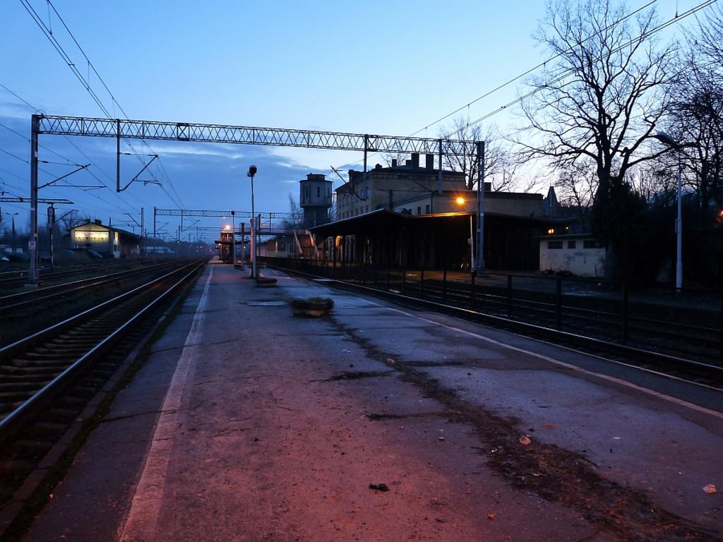 fot. Robert Końpa 
Peron 2, w tle peron 1, budynek dworca i wieża wodna. Widok od strony wjazdów z Tychów i Żor, w kierunku południowym. Obraz