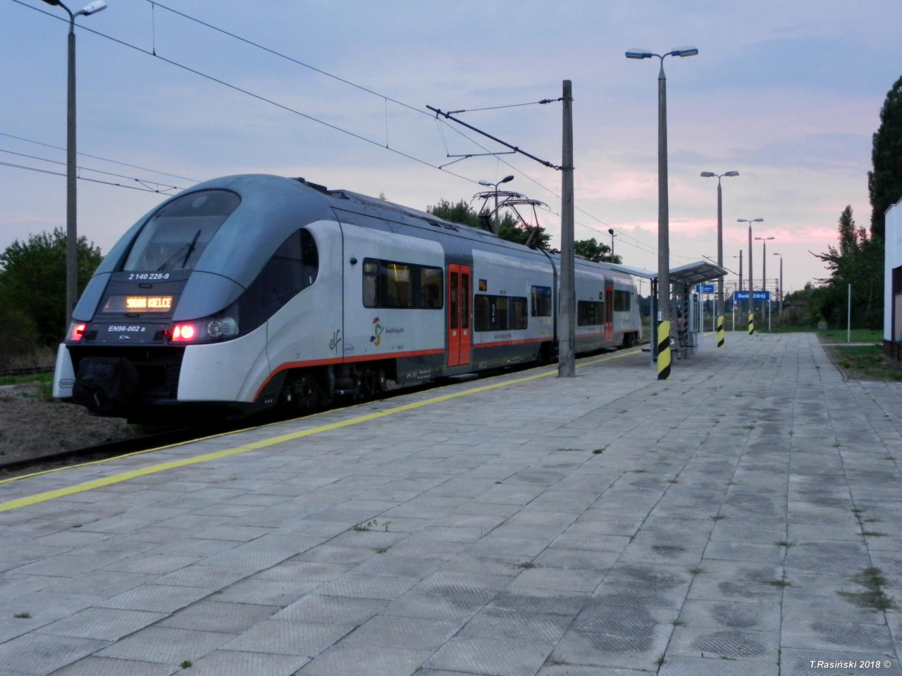 fot. Tymoteusz 
44 km linii kolejowej nr 73 - Stacja kolejowa Busko-Zdrój, na której Świętokrzyski EZT Pesa Elf EN96-002 oczekuje na kurs powrotny do Kielc. Obraz