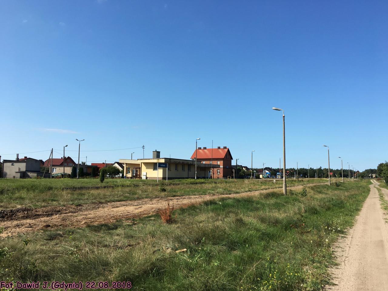 fot. Dawid Jastrzębski 
Budynek dworcowy i kolejowy budynek mieszkalny (ul. Kolejowa 1). Obiekty widoczne od strony torów. Miejsce po rozebranym torze bocznym. Widok w kierunku Lipusza/Chojnic. Obraz