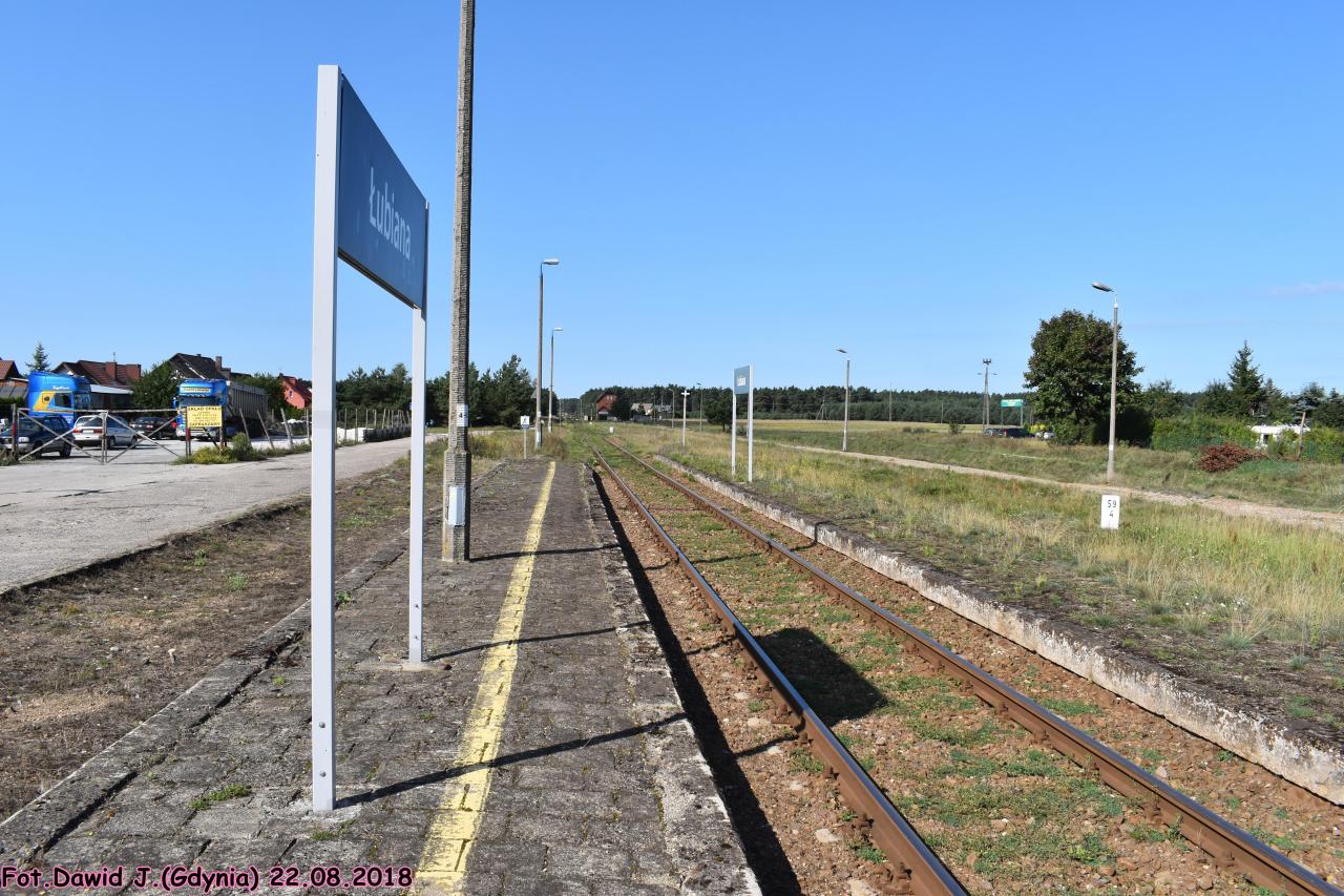 fot. Dawid Jastrzębski 
Widok z peronu 1 w kierunku Lipusza/Chojnic. Tablica z nazwą przystanku osobowego. Obraz
