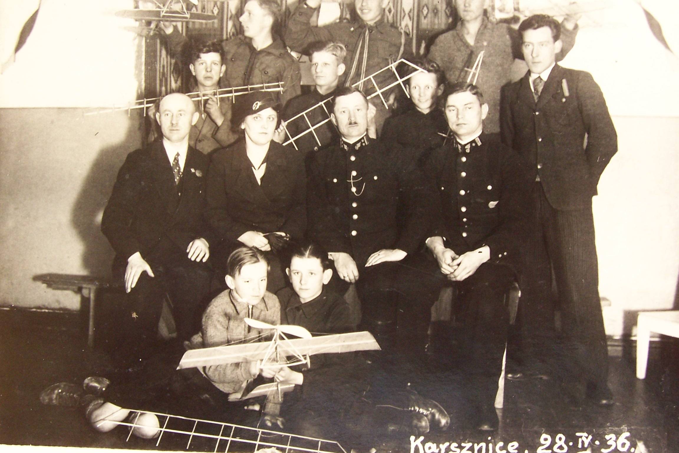 fot. J.G. 
Karsznice-zajęcia koła modelarzy w Klubie Kolejarza rok 1936. Nazwiska osób nieznane. Obraz