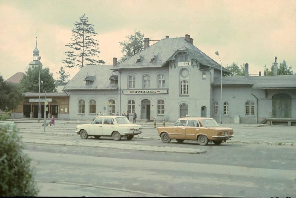 fot. Krzysztof Bajerski 
Z czasów ryflaków. Po lewej kościół p.w Chrystusa Króla, a przed dworcem tętniło życie. Obraz