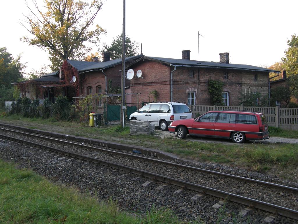 fot. Przemysław Więcek 
Budynek dworcowy. Peron. W prawo Czerwieńsk, w lewo Guben. 48,6 km. Obraz