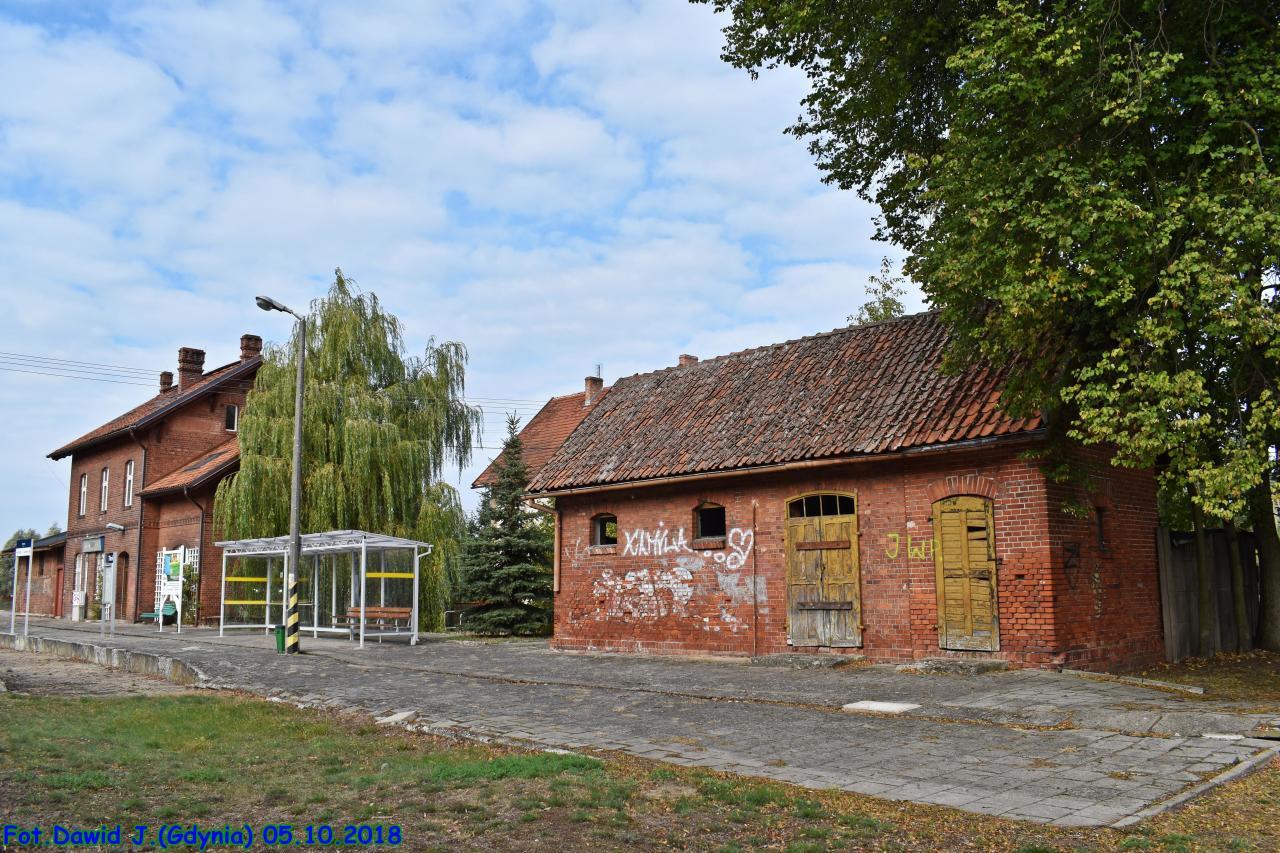 fot. Dawid Jastrzębski 
Budynek dworcowy i budynek WC. Obiekty widoczne od strony torów. W lewo Śliwice/Czersk, w prawo Laskowice Pomorskie. Obraz