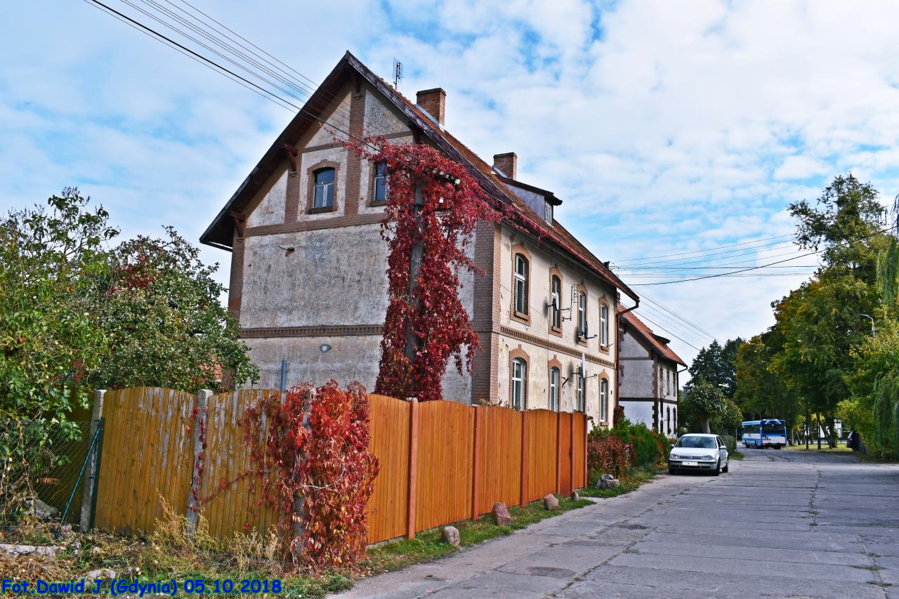 fot. Dawid Jastrzębski 
Kolejowe budynki mieszkalne (ul. Bydgoska 10 i 8). Obiekty widoczne od strony podjazdu. Widok w kierunku Laskowic Pomorskich. Obraz