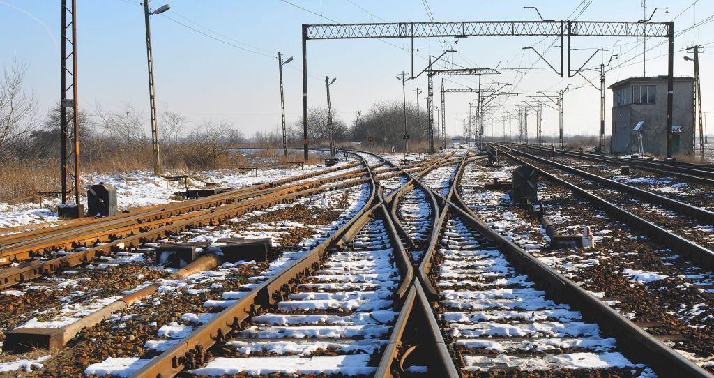 fot. Serg 
Nastawnia dysponująca "Mn". Od prawej: tory 1,2 do Przemyśla, "anglik" 26 i 30, tor 4. tor w lewo - do Hrebennego, tor 6 z "anglikiem" 27 i rozjazdem 32. Widok w kierunku Przemyśla (na wprost) i Lubaczowa (w lewo). Obraz