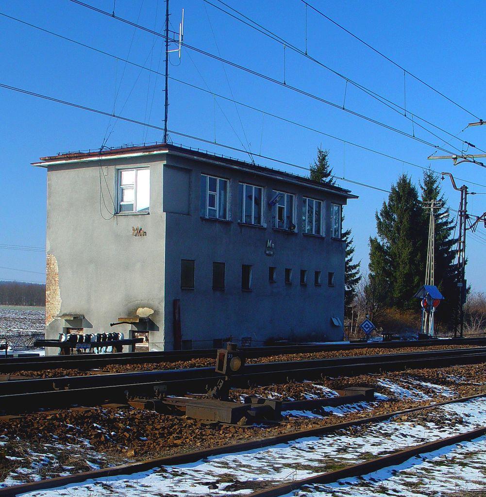 fot. Serg 
Nastawnia Mn - elewacja północna i wschodnia. Fragment toru 16 żeberkowego, następnie tor 2 z rozjazdem 33, a przy nastawni tor 1. Wjazd od strony Przemyśla. Obraz