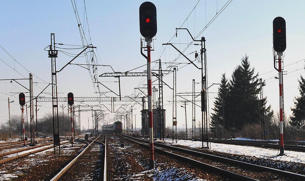 fot. Serg 
Grupa semaforów w kierunku Przemyśla i Lubaczowa.
Semafory od lewej: G2. H2, N2, I 1/2 zarządzane przez nastawnię dysponującą Mn (w tle). Pociąg InterCity jedzie torem 1. W lewo Lubaczów, na wprost Przemyśl. Obraz