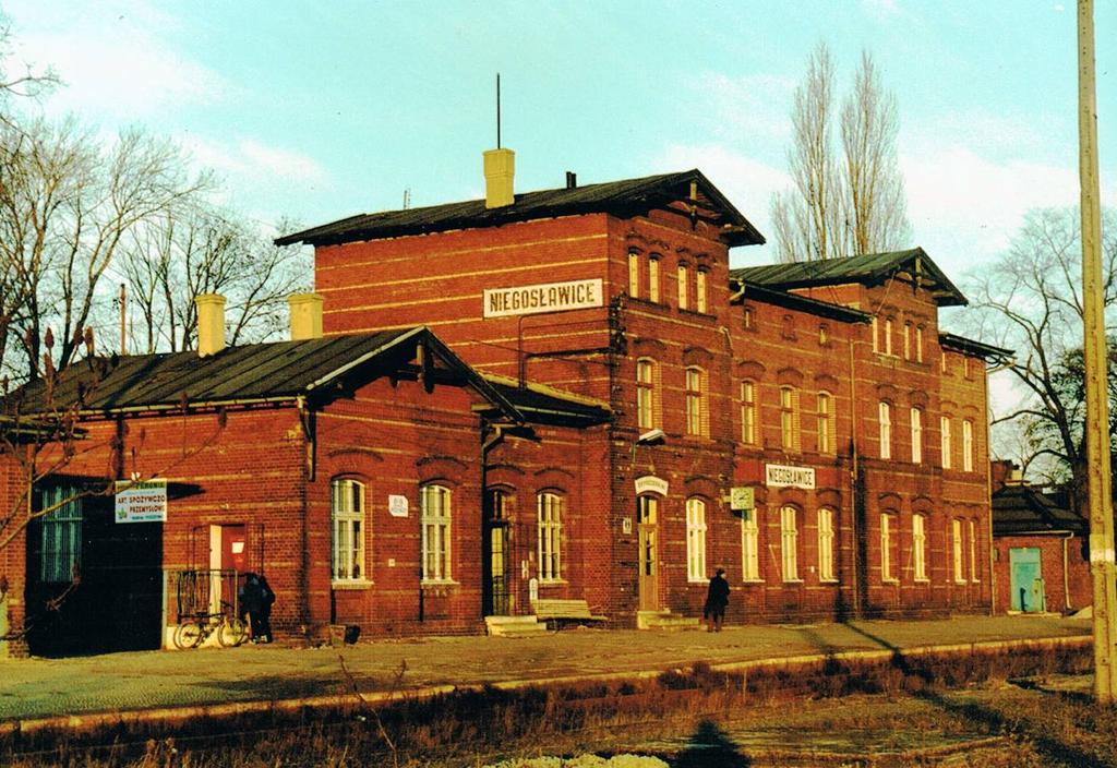 fot. D.Kolouszek 
Niegosławice. Budynek dworca od strony peronów i wjazdów z Żagania i Chocianowa. Widok w kierunku północno-wschodnim. Obraz