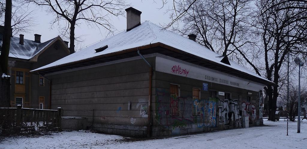 fot. Robert Końpa 
Budynek dworca
Widok na budynek dworca. Obraz