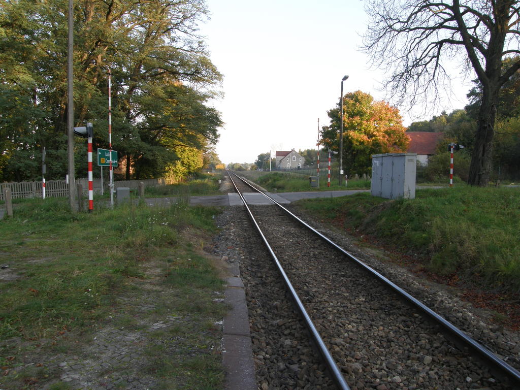 fot. Przemysław Więcek 
Peron. Widoczny przejazd drogowy w ciągu drogi wojewódzkiej Czerwieńsk - Nietków - Leśniów Wielki. Widok w kierunku Czerwieńska. 48,6 km. Obraz