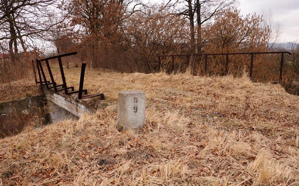 fot. Krzysztof Witos 
Bocznica do Młynowa, malutki wiadukt nad nieużywaną drogą polną i rowem odwadniającym (który zresztą całkiem niedawno został skanalizowany). Widok w kierunku Młynowa. Obraz