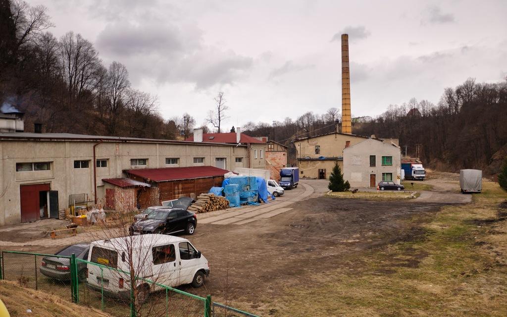 fot. Krzysztof Witos 
Na terenie starej papierni w Młynowie zachowały się jeszcze resztki szyn. Widok z mostu nad Nysą Kłodzką. Obraz