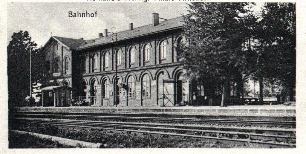 fot. nieznany 
Budynek dworca od strony peronów południowych (3 i 4). Widok w kierunku północnym; w prawo Legnica, w lewo Chojnów. Obraz