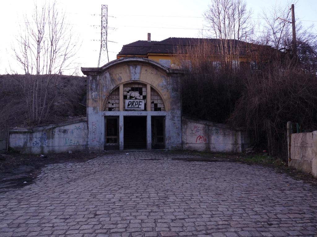 fot. Robert Końpa 
Widok na wejście główne. Obraz